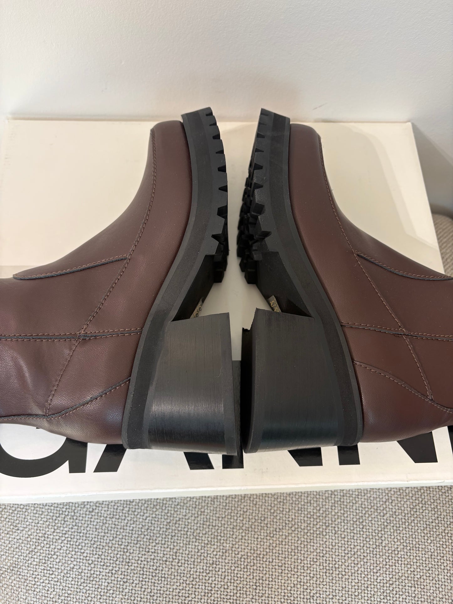 GANNI – Bottines à boucles en cuir mélangé marron chocolat
