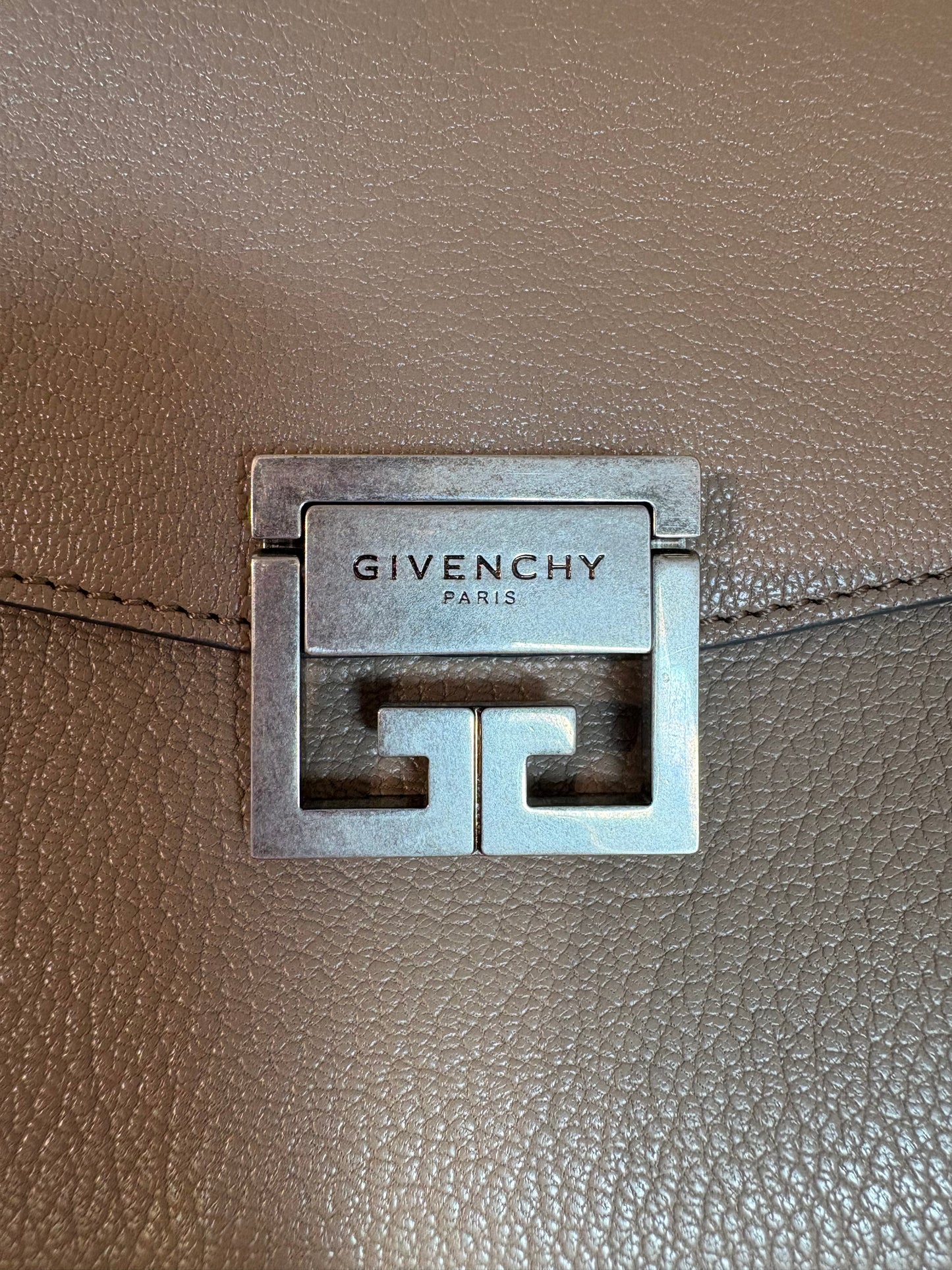 Givenchy GV3 – Sac à bandoulière en cuir taupe
