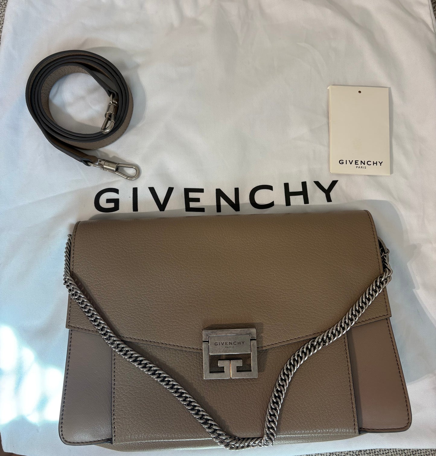 Givenchy GV3 – Sac à bandoulière en cuir taupe