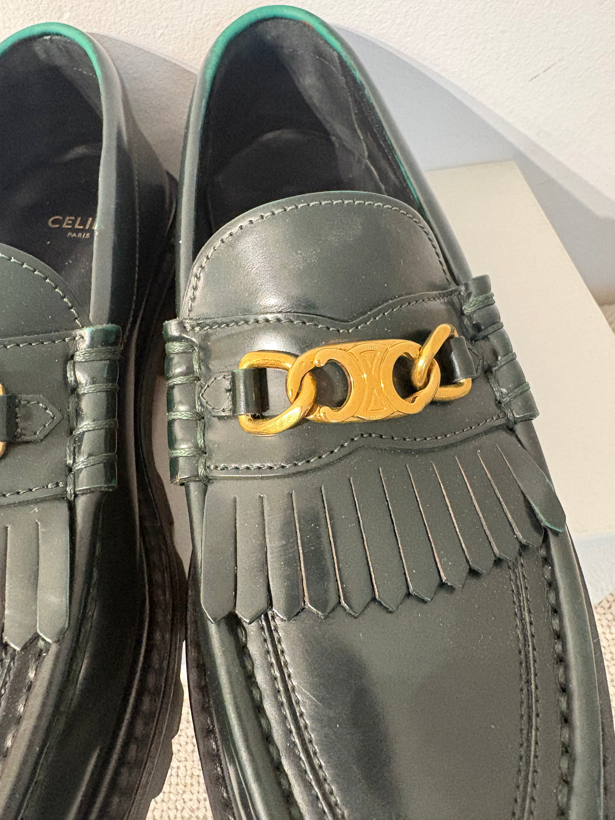 Mocassins CELINE en cuir vert foncé à chaîne dorée –