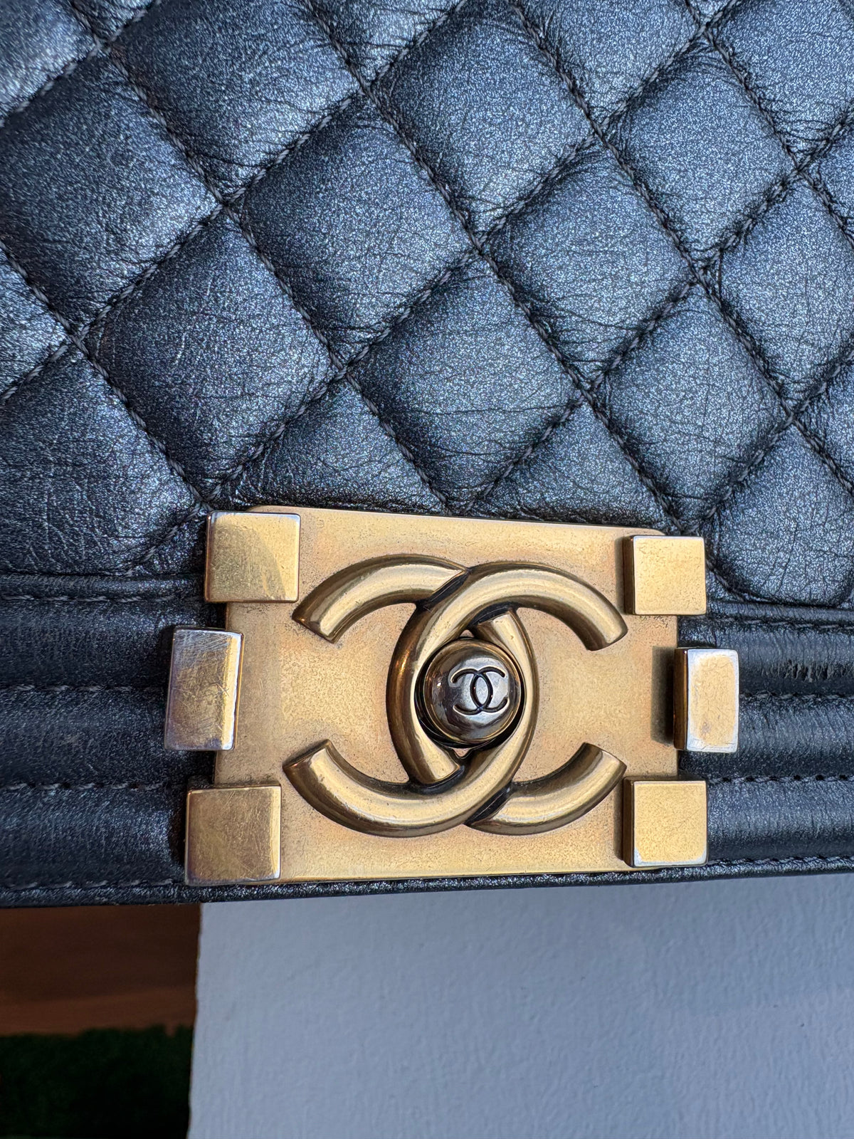 CHANEL Boy 25 – Cuir noir & bijouterie dorée 