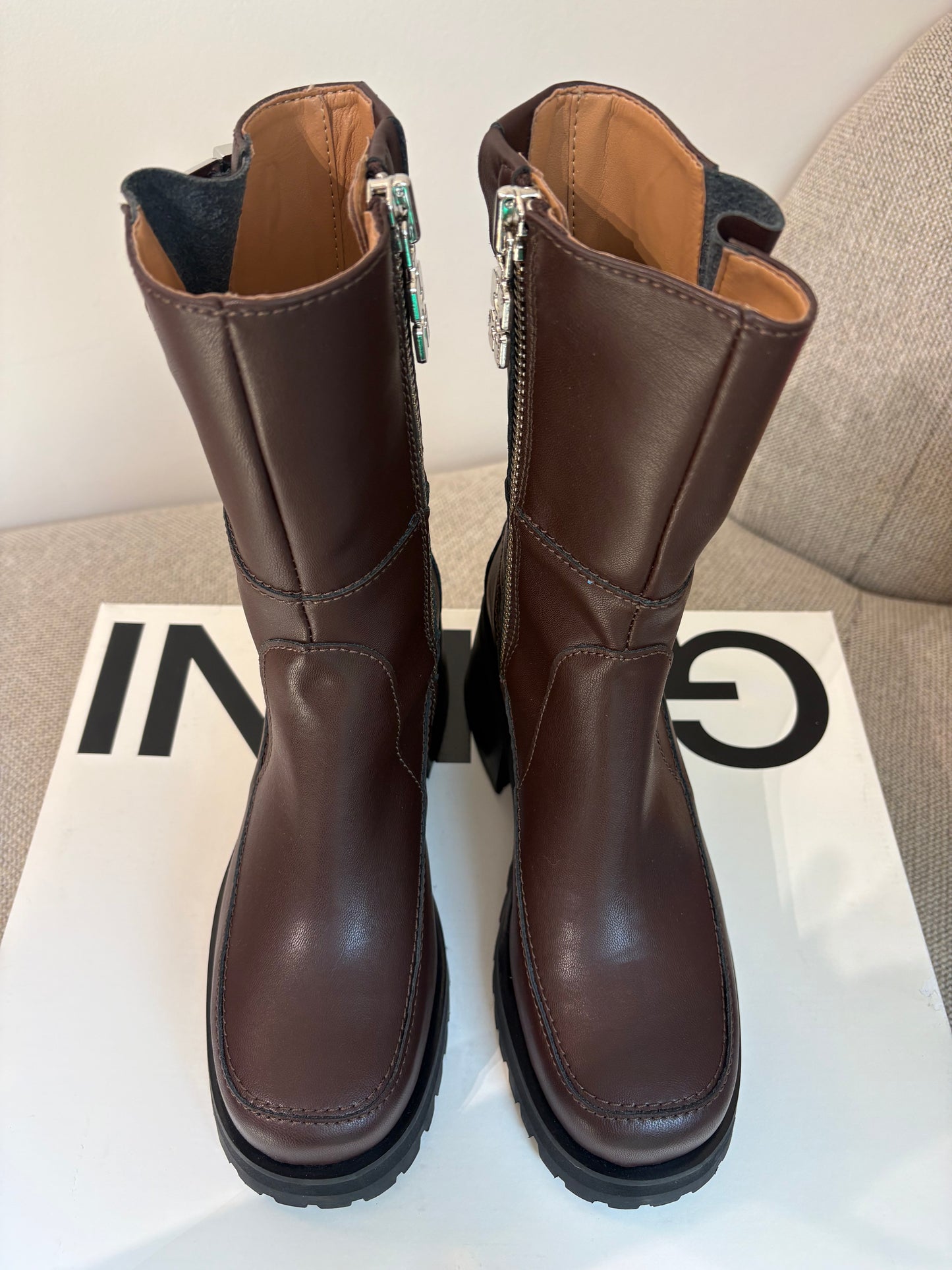GANNI – Bottines à boucles en cuir mélangé marron chocolat