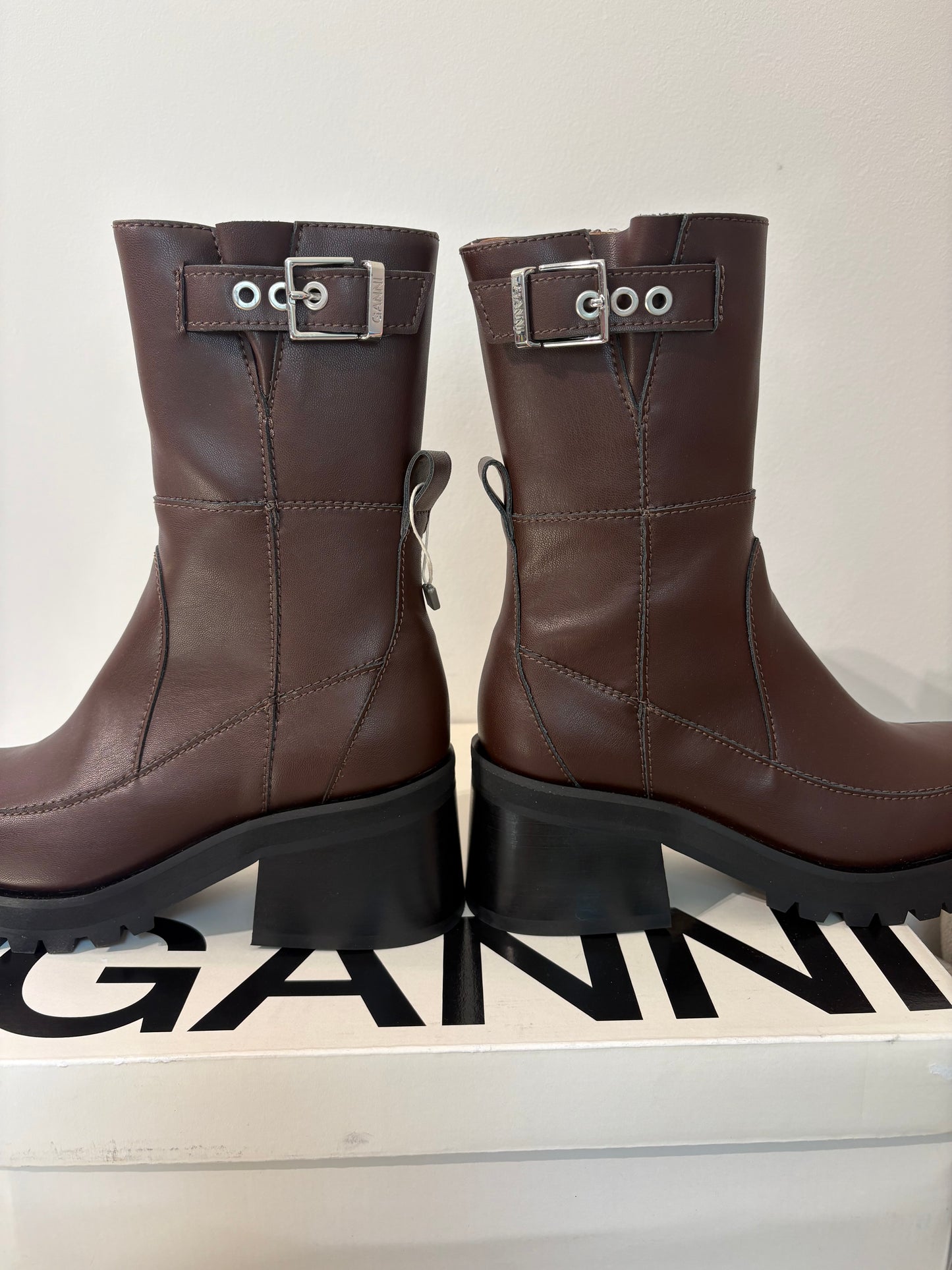 GANNI – Bottines à boucles en cuir mélangé marron chocolat