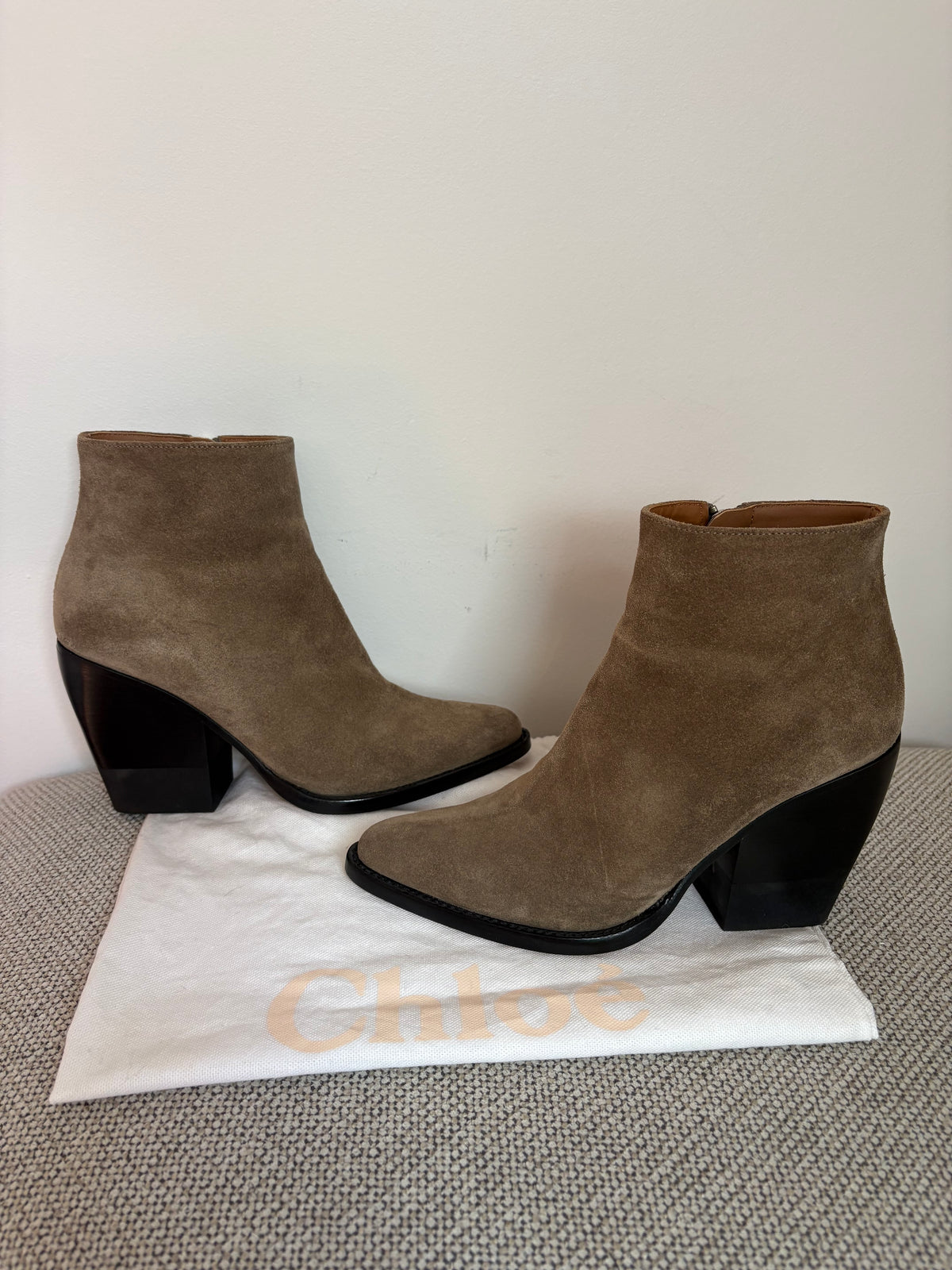 Chloé Rylee – Bottines en daim gris taupe