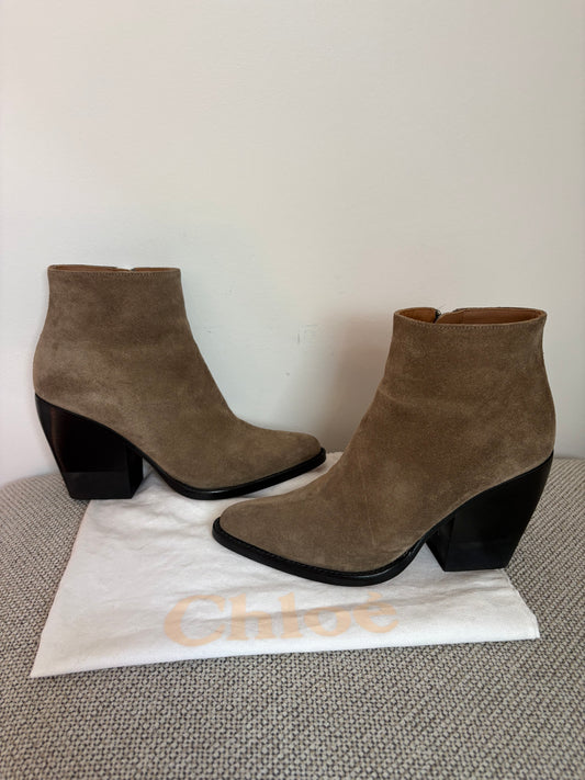 Chloé Rylee – Bottines en daim gris taupe