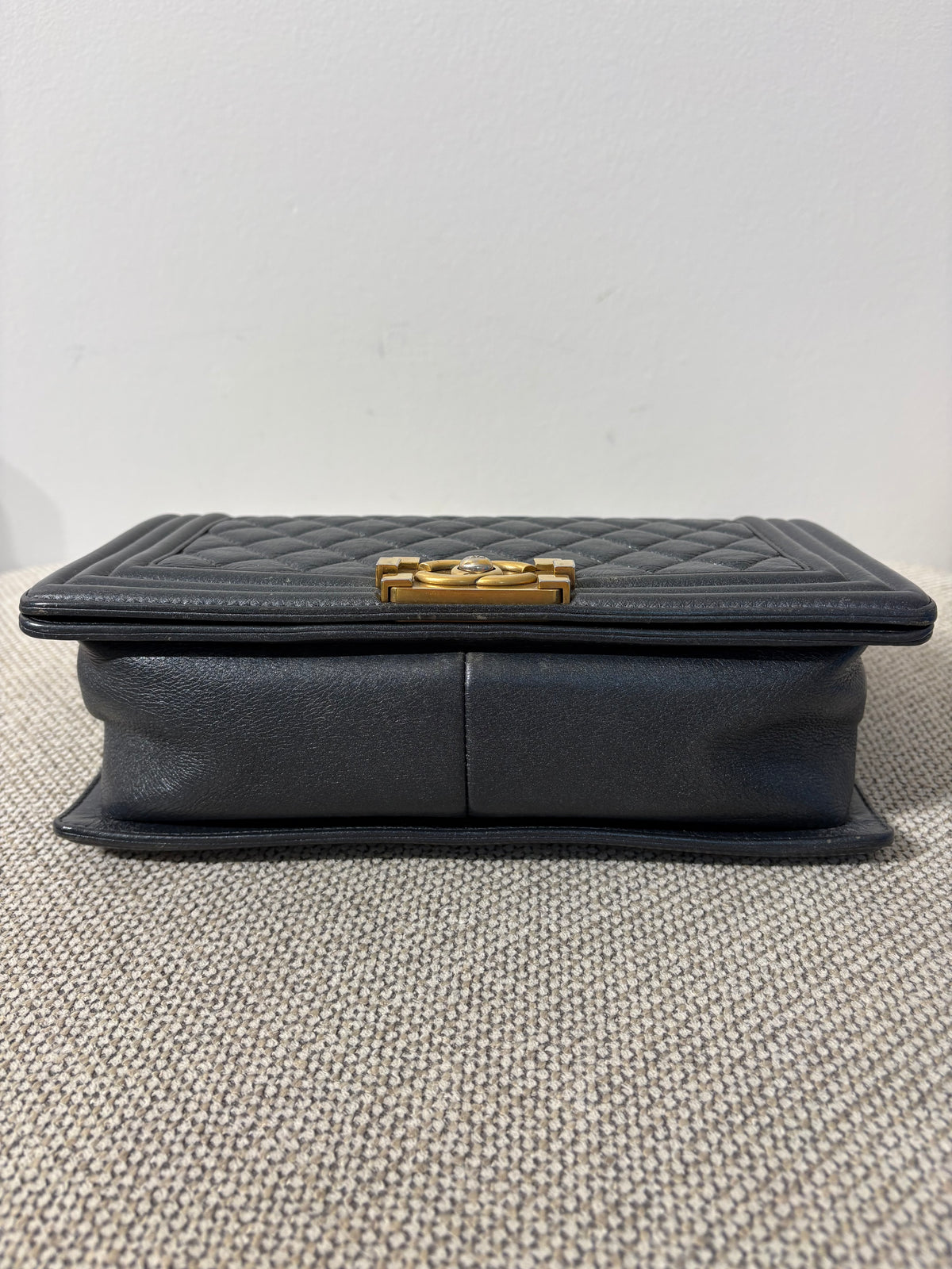 CHANEL Boy 25 – Cuir noir & bijouterie dorée 