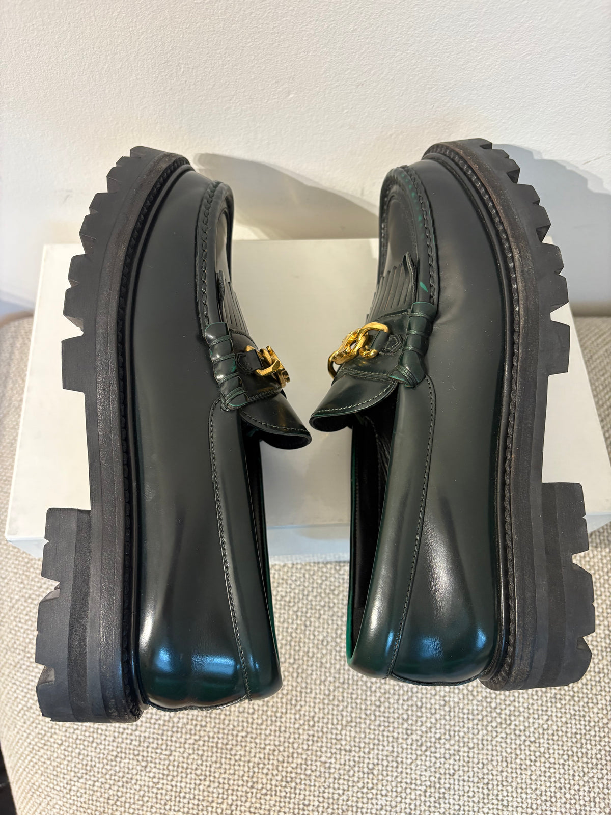 Mocassins CELINE en cuir vert foncé à chaîne dorée –