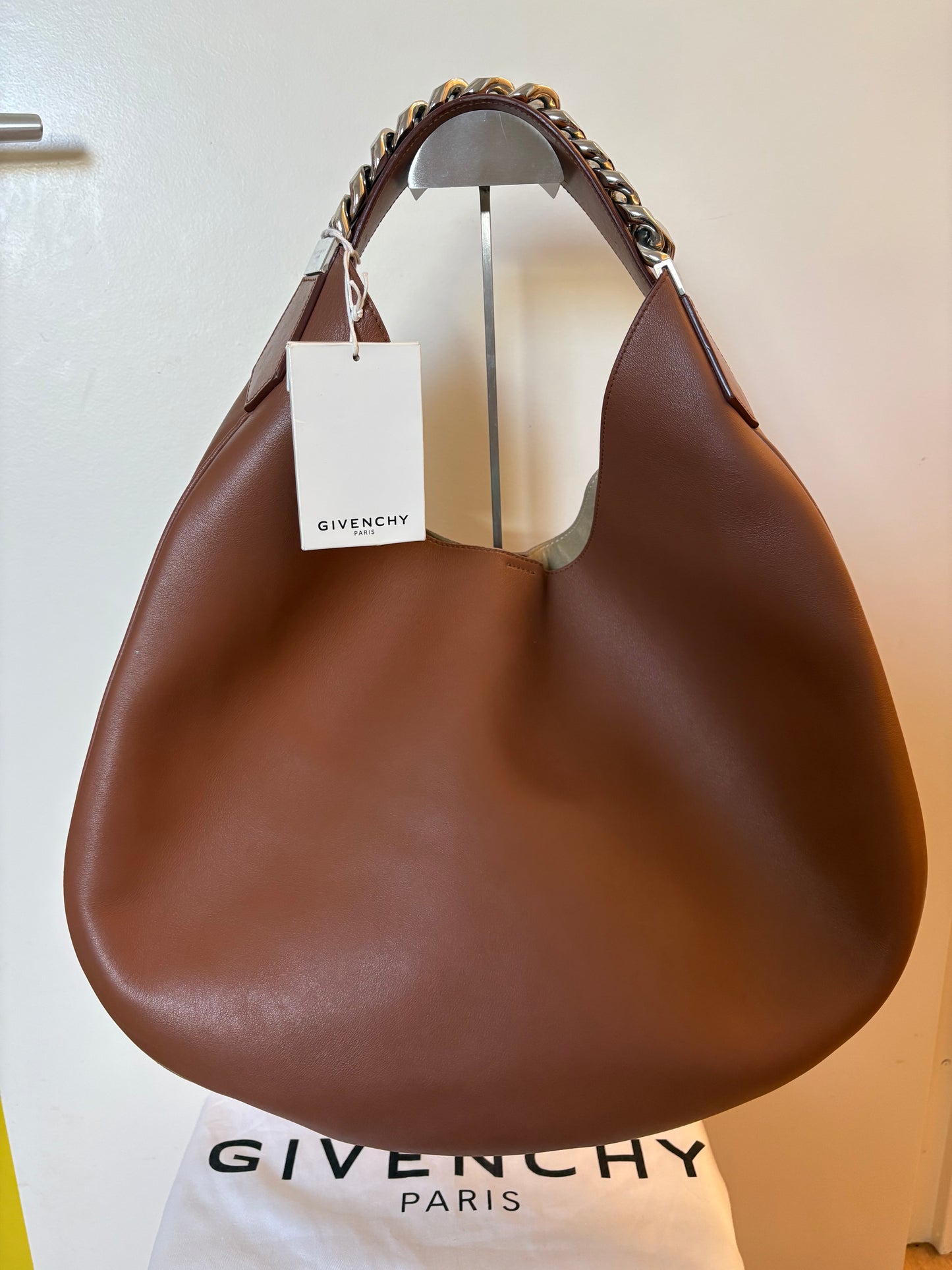 Givenchy Infinity Hobo en cuir camel
