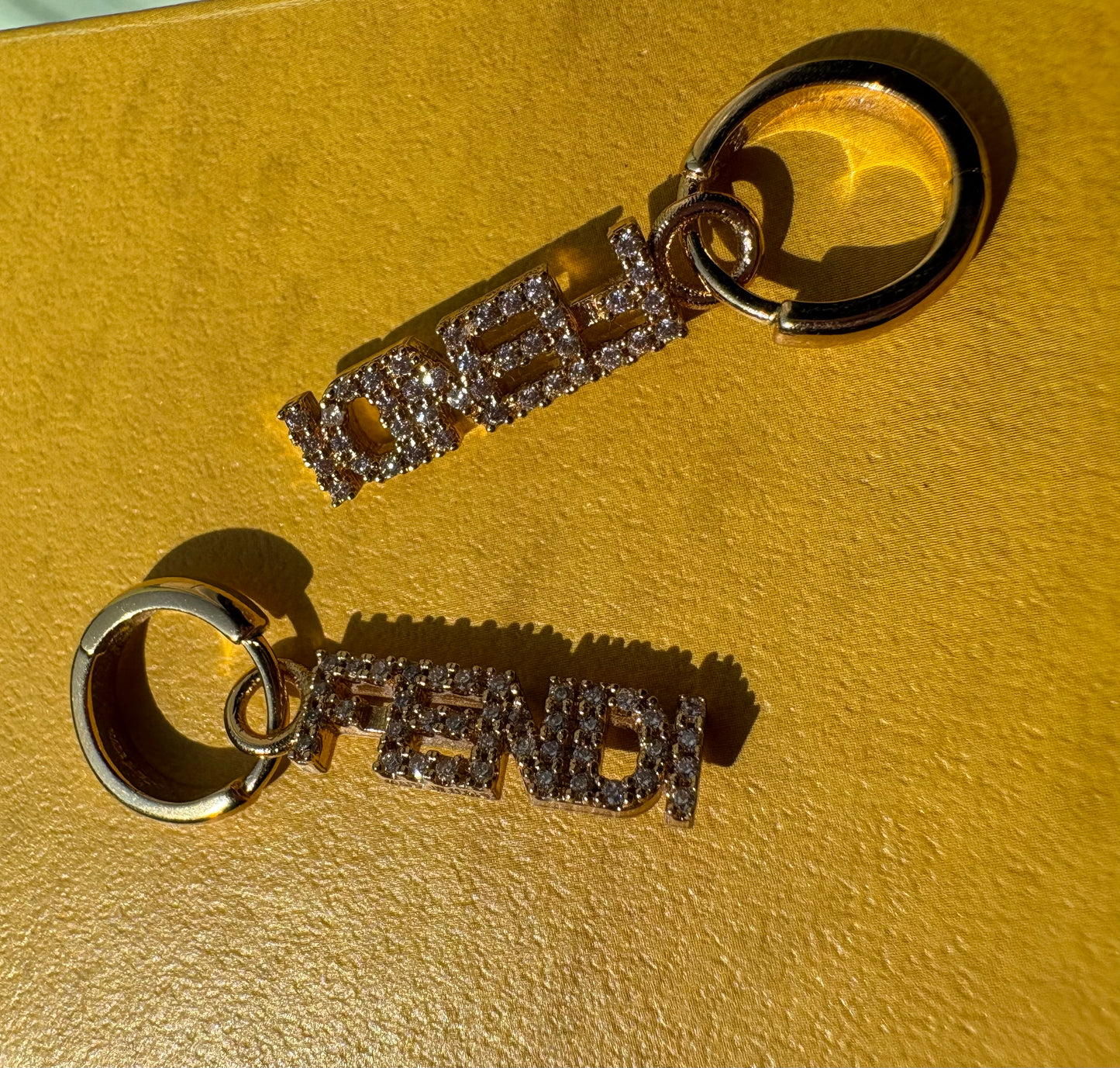 Boucles d’oreilles Fendi Fendigraphy Crystal – Doré & cristaux