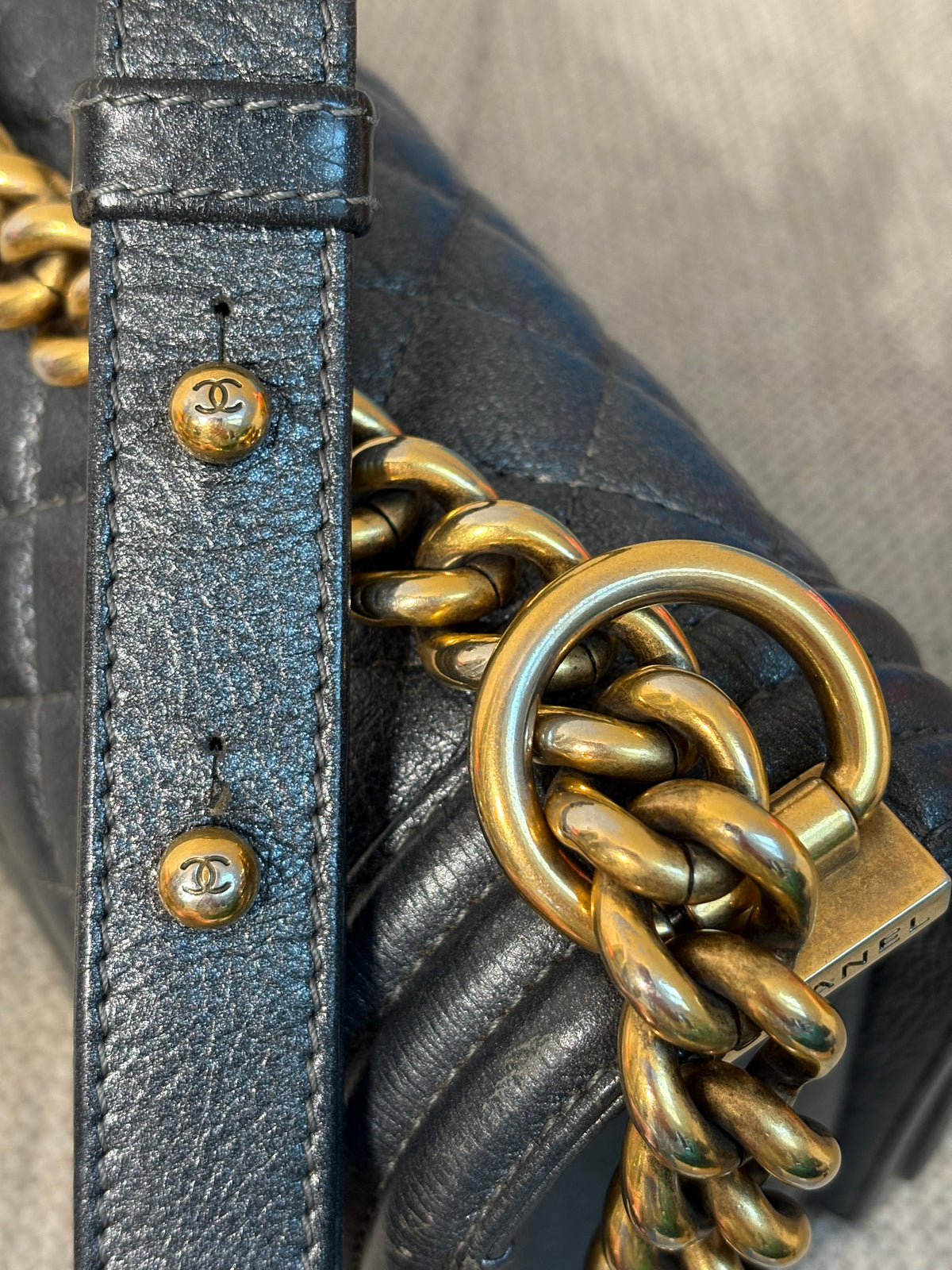 CHANEL Boy 25 – Cuir noir & bijouterie dorée 