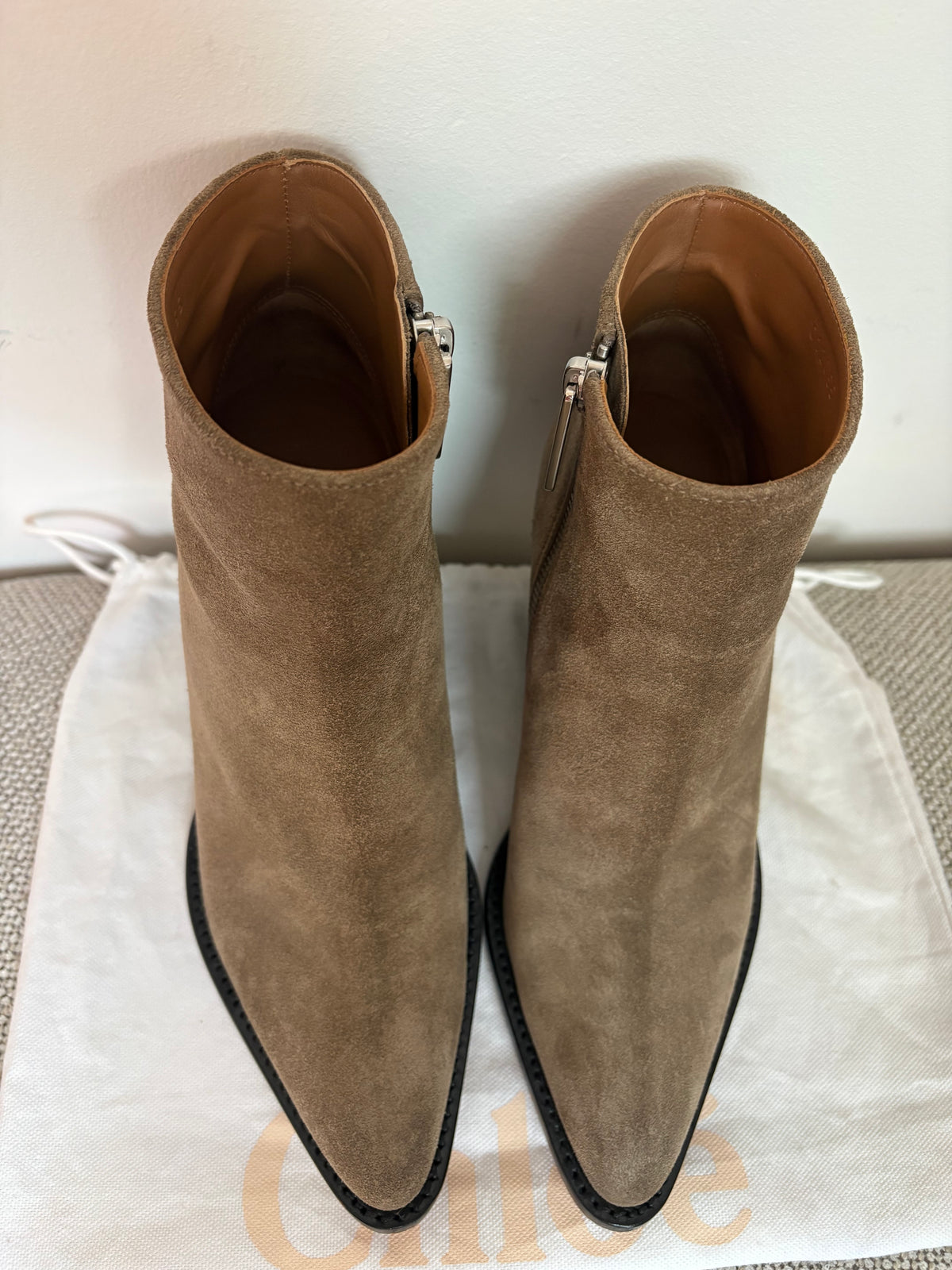 Chloé Rylee – Bottines en daim gris taupe