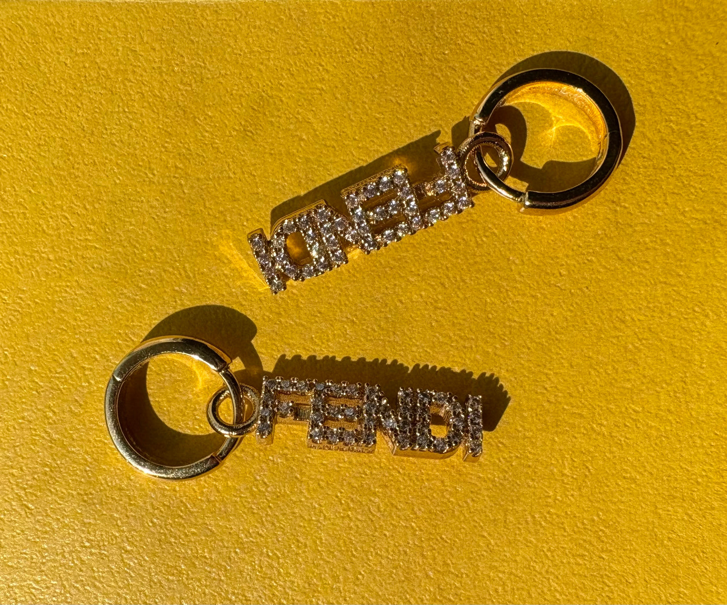 Boucles d’oreilles Fendi Fendigraphy Crystal – Doré & cristaux