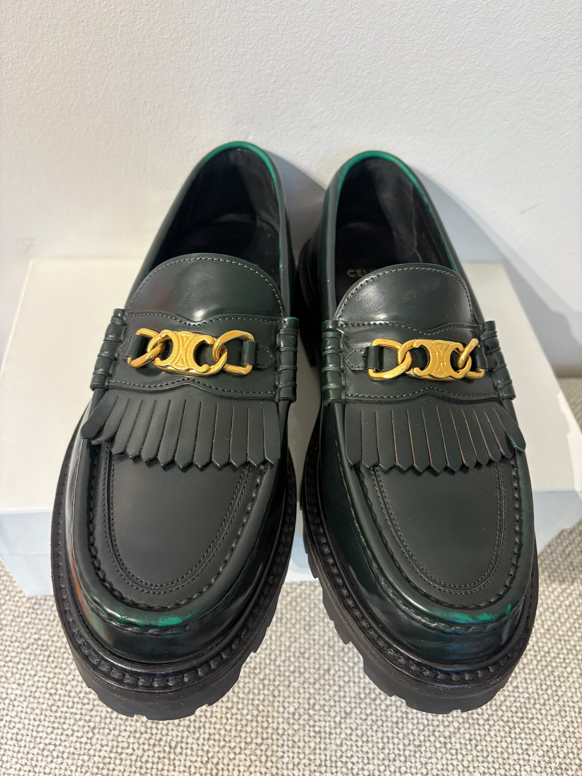 Mocassins CELINE en cuir vert foncé à chaîne dorée –