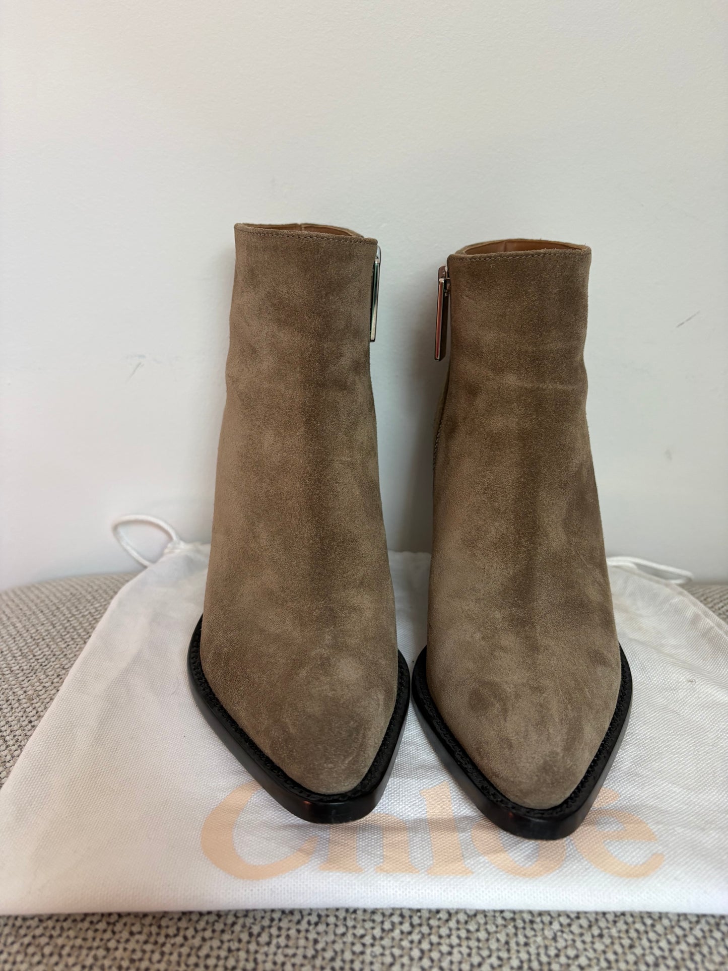 Chloé Rylee – Bottines en daim gris taupe