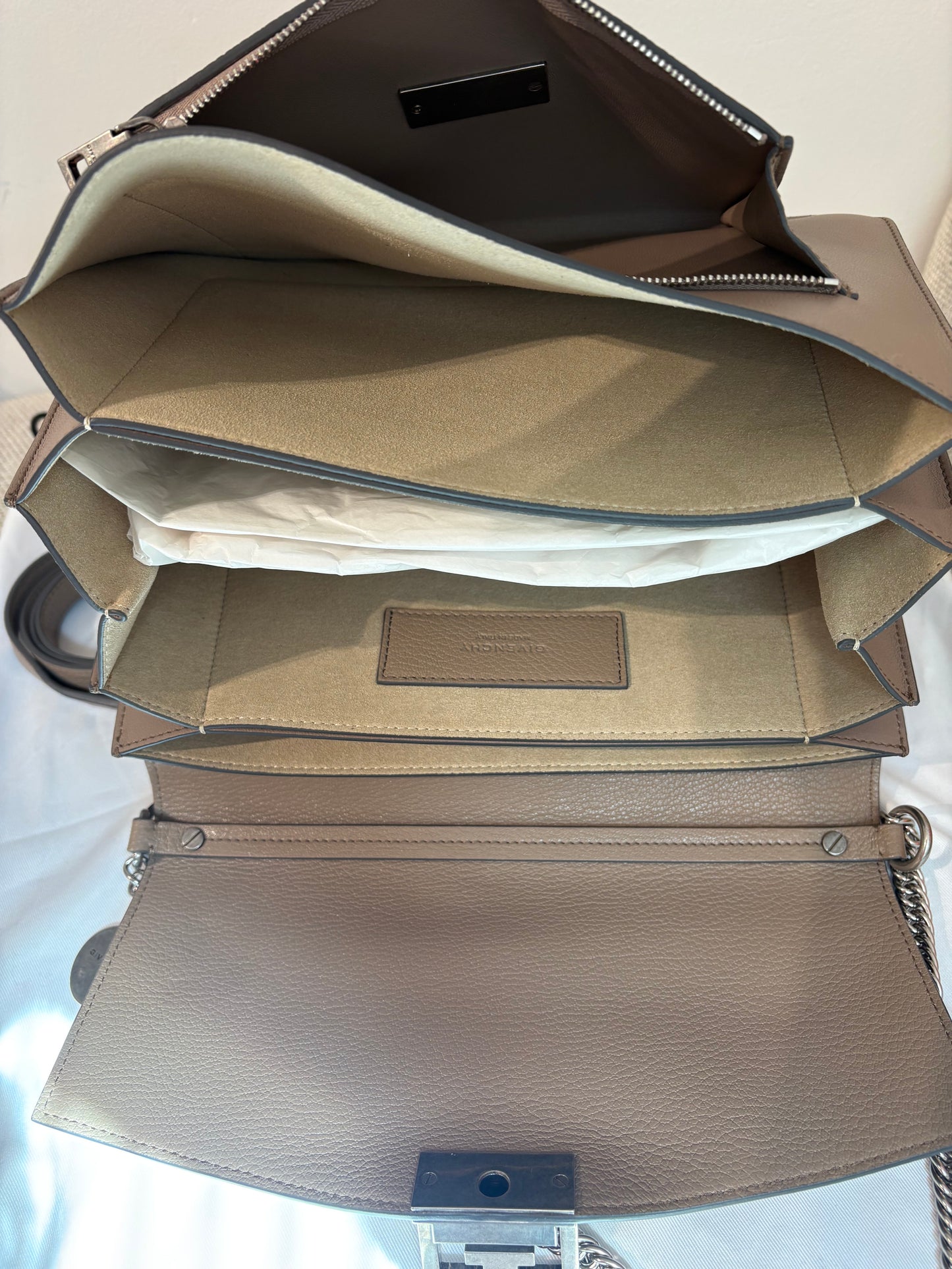 Givenchy GV3 – Sac à bandoulière en cuir taupe
