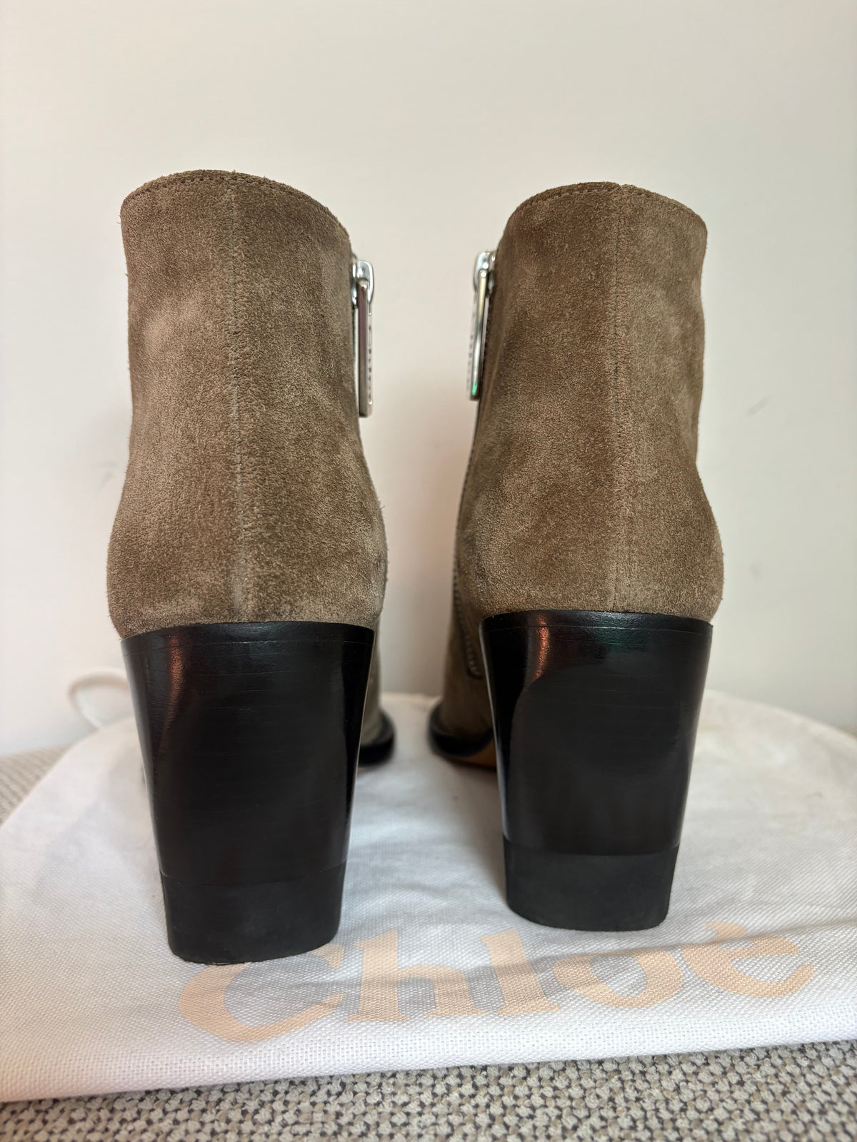 Chloé Rylee – Bottines en daim gris taupe