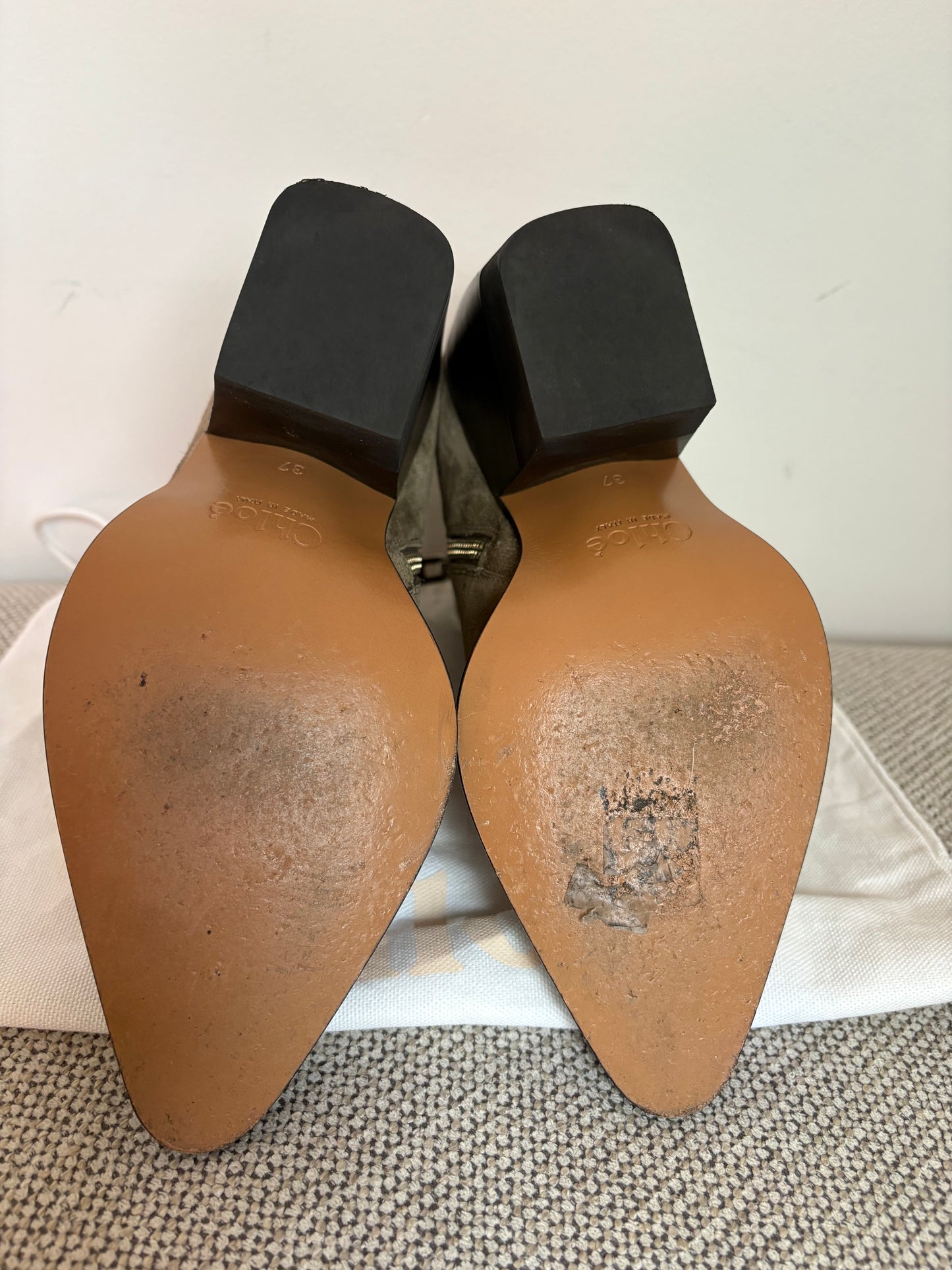Chloé Rylee – Bottines en daim gris taupe