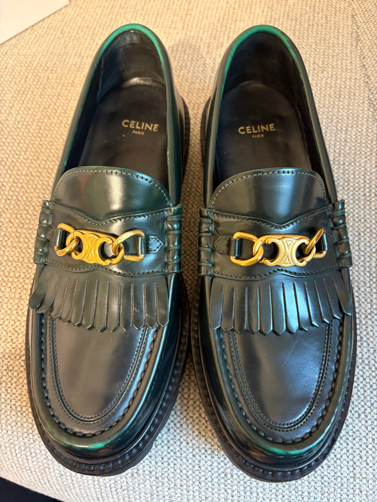 Mocassins CELINE en cuir vert foncé à chaîne dorée –