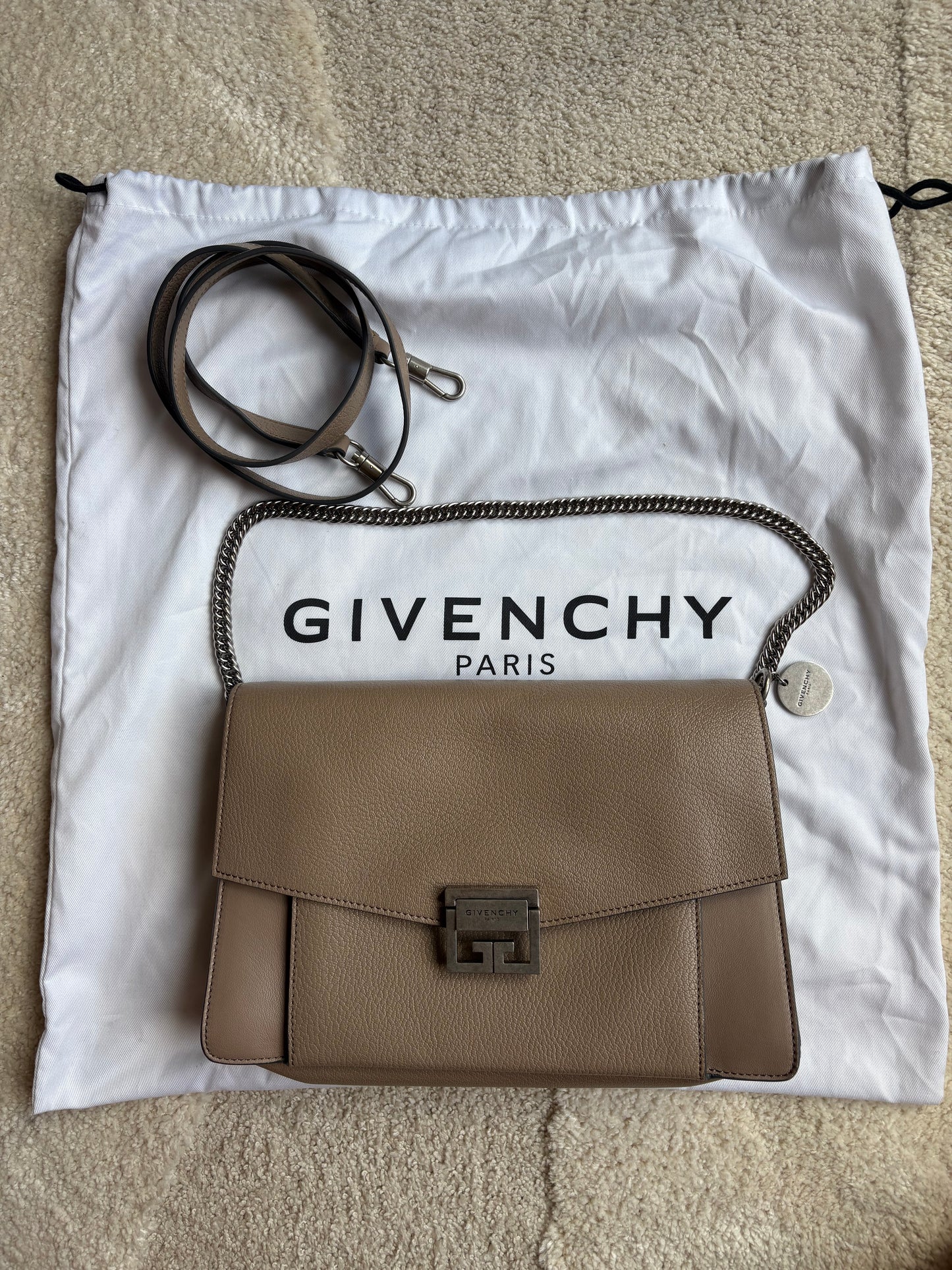 Givenchy GV3 – Sac à bandoulière en cuir taupe
