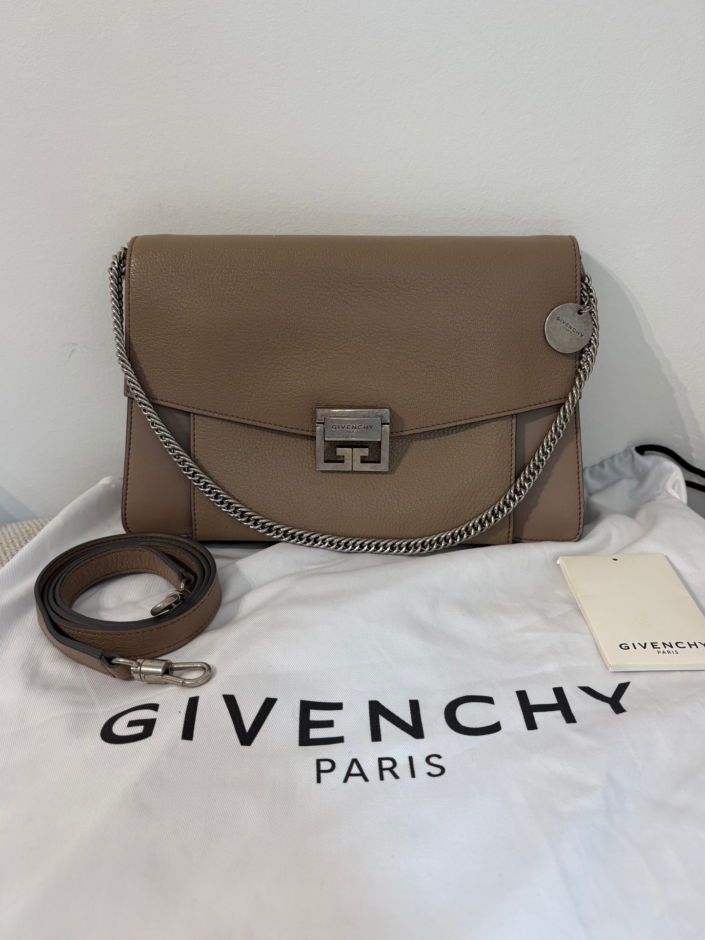 Givenchy GV3 – Sac à bandoulière en cuir taupe
